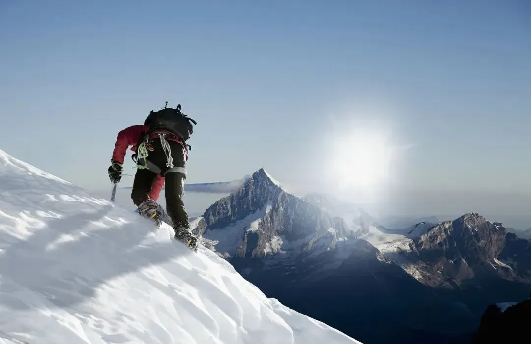 杨大俊选择了一条相当于攀登珠穆朗玛峰的，最为艰难的一条路。（图/视觉中国）