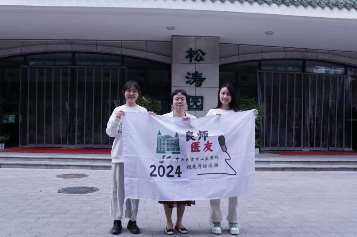 朱老师和采访者李锶诺、黄靖雯同学在松涛园门前合影
